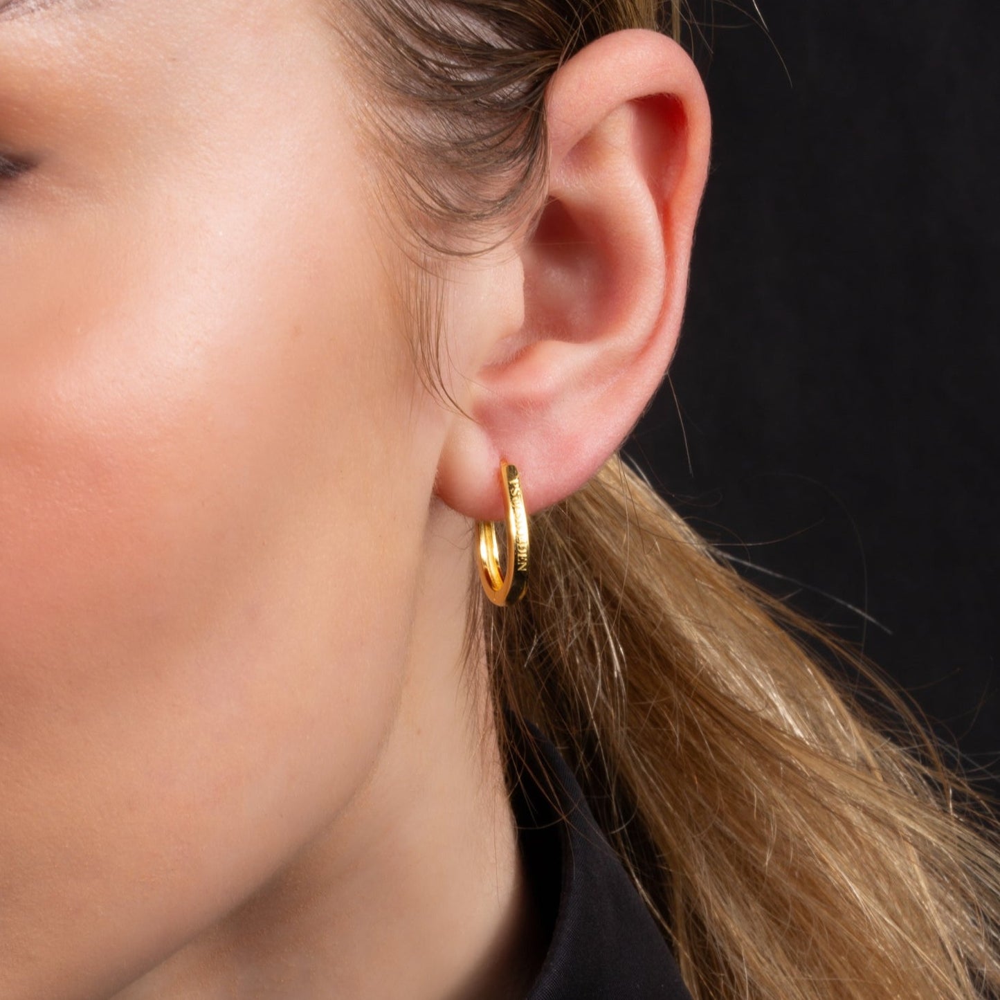 OVAL HOOP EARRINGS Gold